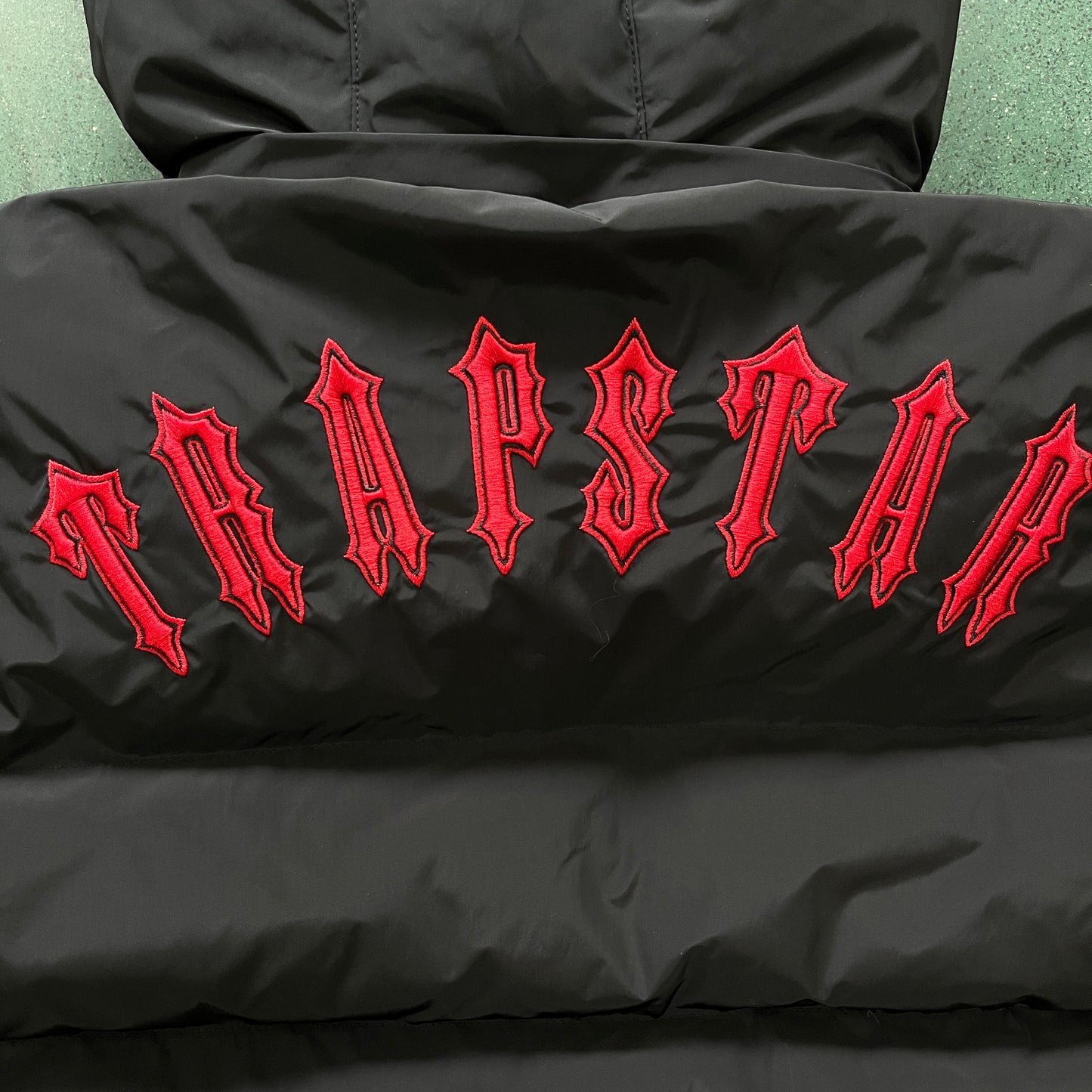 Trapstar Irongate Detachable Hooded Puffer Jacket Black Red